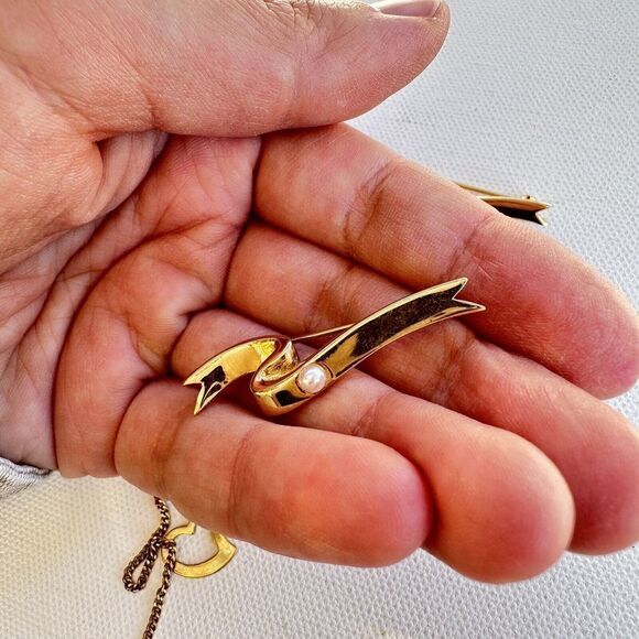Vintage Lot of Signed AVON Gold Tone Jewelry Heart Necklace Pins with Rhinestone - Picture 8 of 9